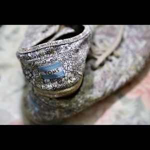 Toms Lace-Up Floral Sneakers size 9